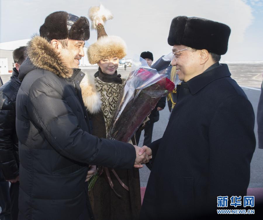 12月14日,應(yīng)哈薩克斯坦共和國總理馬西莫夫邀請,國務(wù)院總理李克強乘專機抵達阿斯塔納國際機場,開始對哈薩克斯坦進行正式訪問,舉行中哈總理第二次定期會晤,并出席上海合作組織成員國政府首腦理事會第十三次會議。這是馬西莫夫到機場迎接李克強。新華社記者 黃敬文 攝 12月14日,應(yīng)哈薩克斯坦共和國總理馬西莫夫邀請,國務(wù)院總理李克強乘專機抵達阿斯塔納國際機場,開始對哈薩克斯坦進行正式訪問,舉行中哈總理第二次定期會晤,并出席上海合作組織成員國政府首腦理事會第十三次會議。這是馬西莫夫到機場迎接李克強。新華社記者 黃敬文 攝