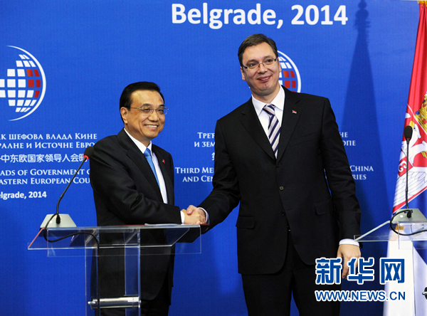 12月16日，國務(wù)院總理李克強在貝爾格萊德出席第三次中國-中東歐國家領(lǐng)導(dǎo)人會晤后，與塞爾維亞總理武契奇共同會見記者。 新華社記者饒愛民 攝