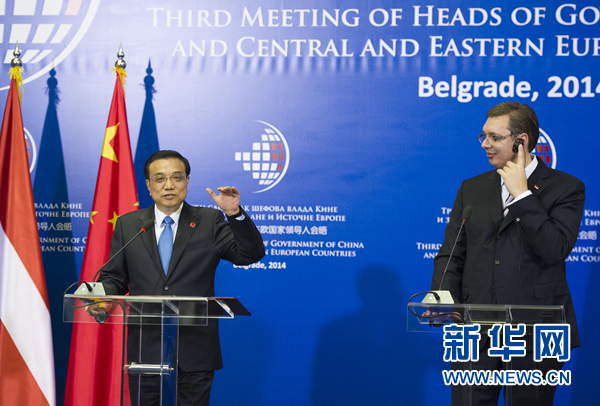 12月16日，國務(wù)院總理李克強在貝爾格萊德出席第三次中國-中東歐國家領(lǐng)導(dǎo)人會晤后，與塞爾維亞總理武契奇共同會見記者。 新華社記者黃敬文 攝