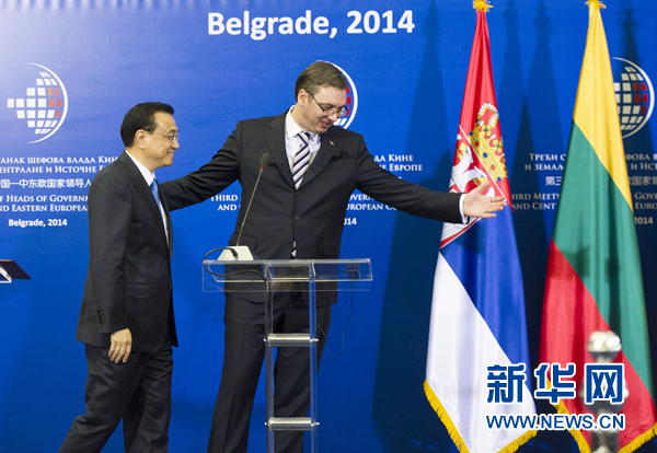 12月16日，國務(wù)院總理李克強在貝爾格萊德出席第三次中國-中東歐國家領(lǐng)導(dǎo)人會晤后，與塞爾維亞總理武契奇共同會見記者。 新華社記者黃敬文 攝