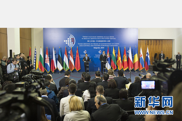 12月16日，國務(wù)院總理李克強在貝爾格萊德出席第三次中國-中東歐國家領(lǐng)導(dǎo)人會晤后，與塞爾維亞總理武契奇共同會見記者。 新華社記者黃敬文 攝