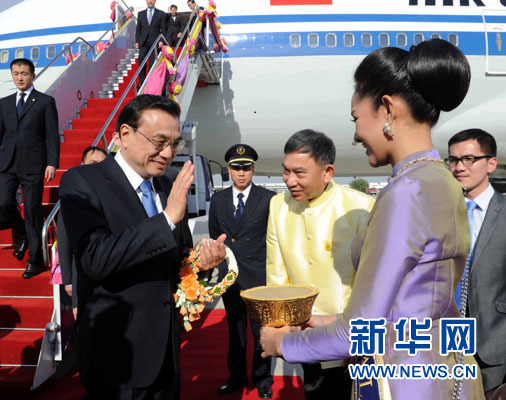 12月19日，中國國務(wù)院總理李克強(qiáng)抵達(dá)曼谷，出席大湄公河次區(qū)域經(jīng)濟(jì)合作領(lǐng)導(dǎo)人第五次會議。新華社記者饒愛民攝