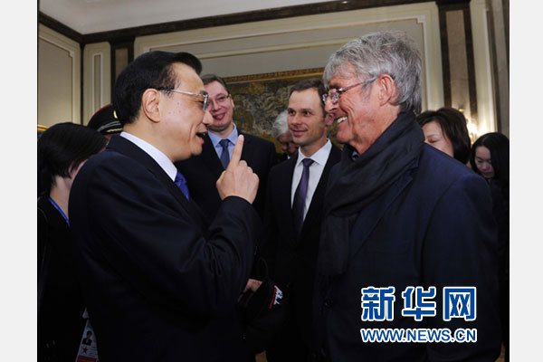 12月18日，中國國務院總理李克強在貝爾格萊德市政廳接受&ldquo;貝爾格萊德榮譽市民&rdquo;證書，塞爾維亞總理武契奇陪同出席。隨后，李克強同塞各界知名人士親切會見并互動交流。這是李克強同著名足球教練米盧蒂諾維奇親切交談。新華社記者 饒愛民 攝