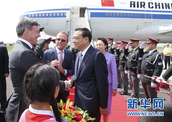 當(dāng)?shù)貢r(shí)間6月28日下午，經(jīng)中歐雙方商定，國(guó)務(wù)院總理李克強(qiáng)乘專(zhuān)機(jī)抵達(dá)比利時(shí)首都布魯塞爾，出席第十七次中國(guó)歐盟領(lǐng)導(dǎo)人會(huì)晤。李克強(qiáng)總理夫人程虹同機(jī)抵達(dá)。歐盟和比利時(shí)政府高級(jí)官員到阿貝拉格機(jī)場(chǎng)迎接。新華社記者 龐興雷 攝 