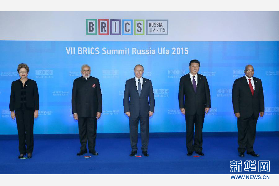 7月9日，金磚國(guó)家領(lǐng)導(dǎo)人第七次會(huì)晤在俄羅斯烏法舉行。中國(guó)國(guó)家主席習(xí)近平、俄羅斯總統(tǒng)普京、巴西總統(tǒng)羅塞夫、印度總理莫迪、南非總統(tǒng)祖馬出席。這是金磚國(guó)家領(lǐng)導(dǎo)人集體合影。新華社記者 龐興雷 攝