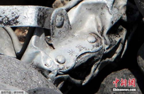 圖為疑似飛機金屬殘片上刻有中文&ldquo;宜興&rdquo;兩字。