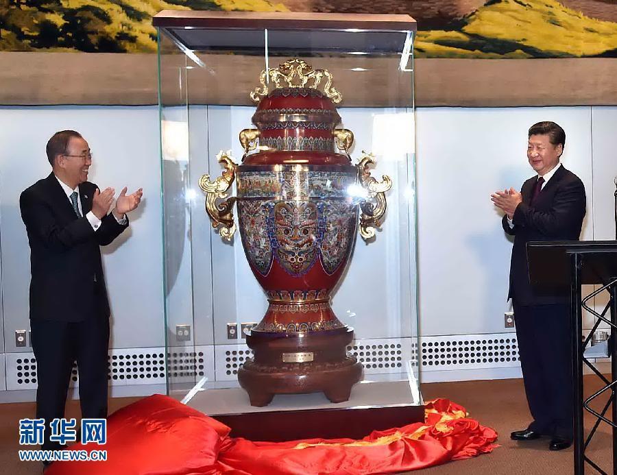 9月27日,國家主席習近平在紐約出席中國向聯(lián)合國贈送“和平尊”儀式。聯(lián)合國秘書長潘基文出席。 新華社記者 李濤 攝 9月27日,國家主席習近平在紐約出席中國向聯(lián)合國贈送“和平尊”儀式。聯(lián)合國秘書長潘基文出席。 新華社記者 李濤 攝