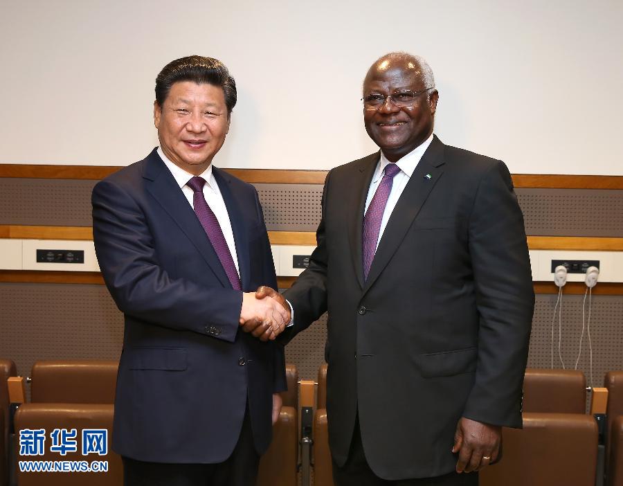 9月27日，國家主席習近平在紐約會見塞拉利昂總統科羅馬。新華社記者 龐興雷 攝 