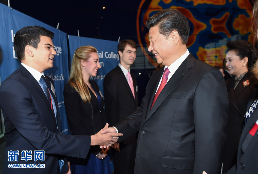 10月21日，國家主席習近平在倫敦參觀帝國理工學院。 新華社記者謝環馳 攝