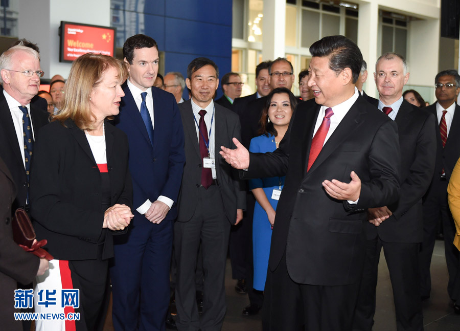 10月21日，國家主席習近平在倫敦參觀帝國理工學院。這是習近平同該校員工親切交談。 新華社記者 謝環馳 攝