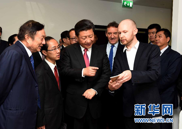 10月21日，國家主席習近平在倫敦參觀華為英國公司。 新華社記者 饒愛民 攝