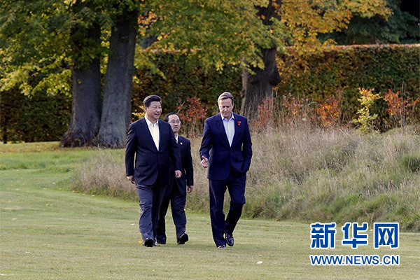 這是習近平與卡梅倫漫步草坪，邊走邊談。新華社記者 鞠鵬攝