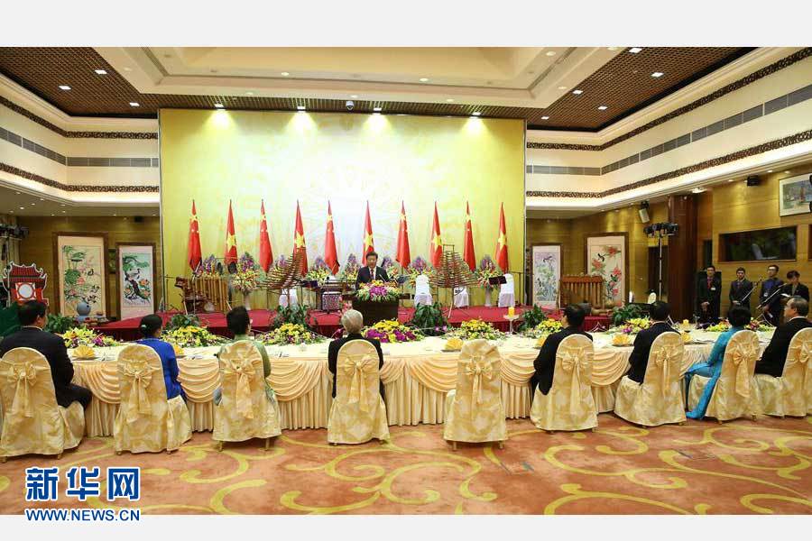 11月5日，中共中央總書記、國(guó)家主席習(xí)近平和夫人彭麗媛出席越共中央總書記阮富仲和越南國(guó)家主席張晉創(chuàng)在河內(nèi)國(guó)際會(huì)議中心舉行的盛大歡迎晚宴。新華社記者 龐興雷 攝 