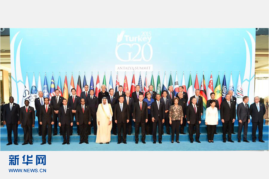 11月15日，中國國家主席習(xí)近平出席在土耳其安塔利亞舉行的二十國集團(tuán)領(lǐng)導(dǎo)人第十次峰會(huì)。這是習(xí)近平主席同與會(huì)領(lǐng)導(dǎo)人合影。 新華社記者李學(xué)仁 攝 