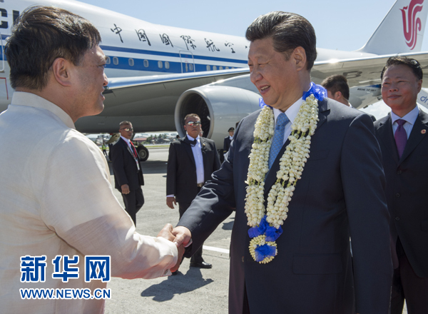 11月17日，國(guó)家主席習(xí)近平抵達(dá)菲律賓首都馬尼拉尼諾&middot;阿基諾國(guó)際機(jī)場(chǎng)，出席即將舉行的亞太經(jīng)合組織第二十三次領(lǐng)導(dǎo)人非正式會(huì)議。菲律賓高級(jí)官員到機(jī)場(chǎng)迎接習(xí)近平主席。新華社記者李學(xué)仁攝