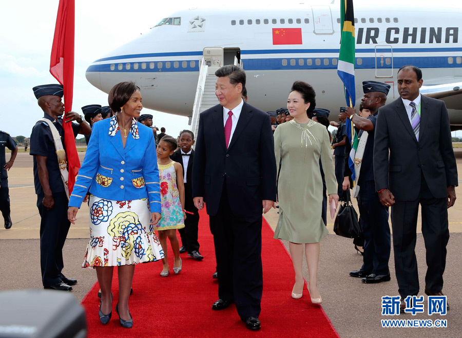 12月2日，國(guó)家主席習(xí)近平抵達(dá)南非首都比勒陀利亞，開始對(duì)南非進(jìn)行國(guó)事訪問。南非外長(zhǎng)馬沙巴內(nèi)等政府高級(jí)官員到機(jī)場(chǎng)迎接習(xí)近平和夫人彭麗媛。新華社記者蘭紅光攝