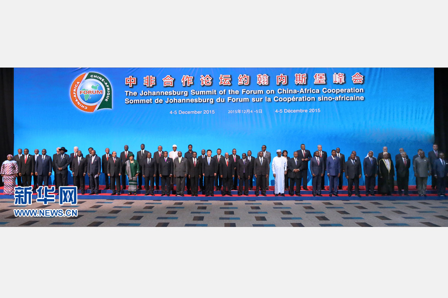 12月4日，國(guó)家主席習(xí)近平出席中非合作論壇約翰內(nèi)斯堡峰會(huì)開幕式并發(fā)表致辭。這是開幕式后，習(xí)近平同與會(huì)國(guó)家和地區(qū)組織領(lǐng)導(dǎo)人或代表集體合影。新華社記者龐興雷攝 