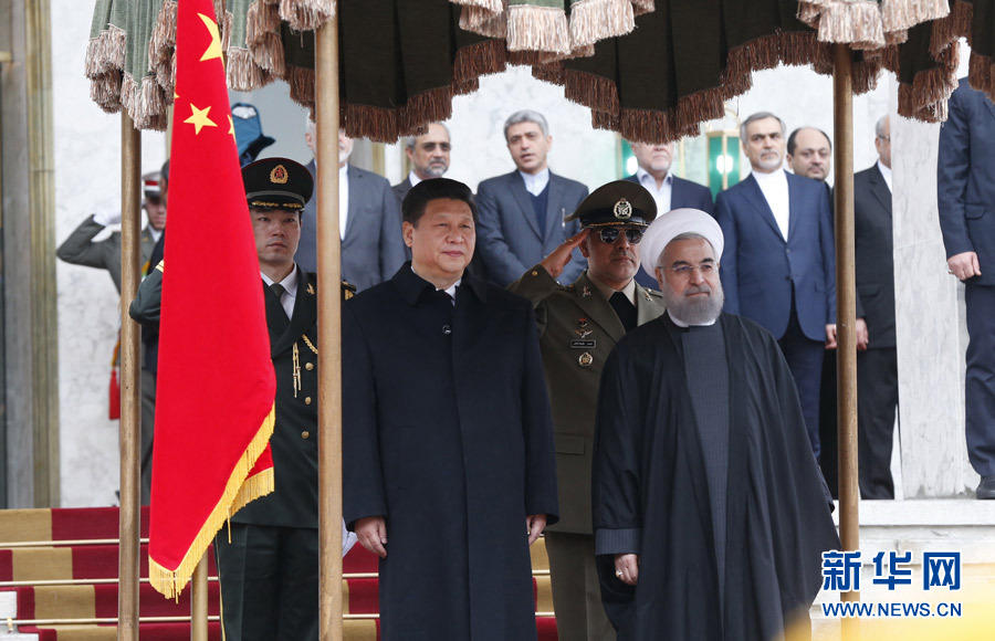 1月23日，國家主席習(xí)近平同伊朗總統(tǒng)魯哈尼在德黑蘭薩德阿巴德王宮舉行會(huì)談。這是會(huì)談前，習(xí)近平主席出席魯哈尼總統(tǒng)舉行的隆重歡迎儀式。新華社記者 鞠鵬 攝