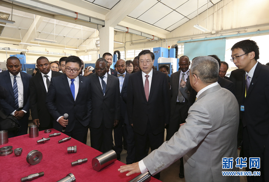 這是3月25日，張德江在肯尼亞首都內(nèi)羅畢考察中肯職業(yè)教育合作示范中心。 新華社記者丁林?jǐn)z