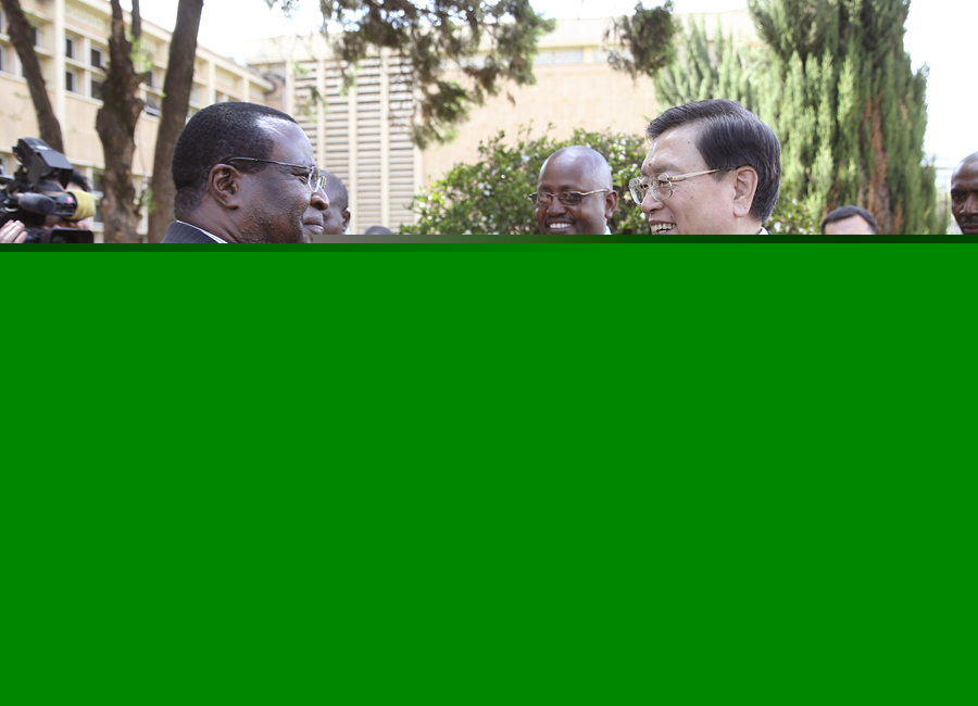 這是3月24日，張德江在肯尼亞首都內(nèi)羅畢與肯尼亞參議長(zhǎng)埃蘇羅舉行會(huì)談。 新華社記者馬占成攝