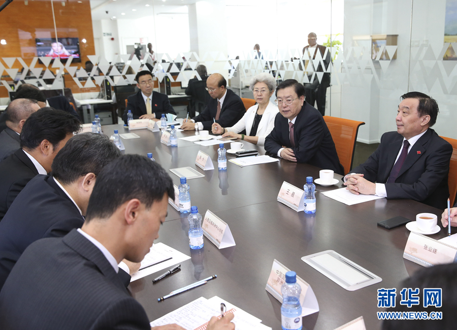 這是3月25日，張德江在肯尼亞首都內(nèi)羅畢考察中央電視臺(tái)非洲分臺(tái)并接見(jiàn)中央媒體駐非洲機(jī)構(gòu)負(fù)責(zé)人。 新華社記者馬占成攝