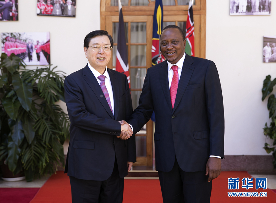 3月23日至26日，全國(guó)人大常委會(huì)委員長(zhǎng)張德江對(duì)肯尼亞進(jìn)行正式友好訪問(wèn)。這是3月24日，張德江在肯尼亞首都內(nèi)羅畢會(huì)見(jiàn)肯尼亞總統(tǒng)肯雅塔。 新華社記者馬占成攝