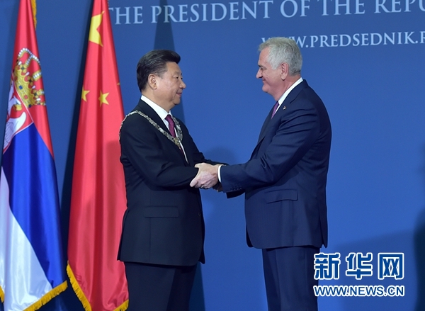 6月18日，國家主席習近平在貝爾格萊德同塞爾維亞總統尼科利奇舉行會談。會談后，尼科利奇向習近平授予塞爾維亞最高級別勛章&ldquo;共和國一級榮譽勛章&rdquo;，感謝習近平為中塞關系發展作出的杰出貢獻。新華社記者 李濤 攝 