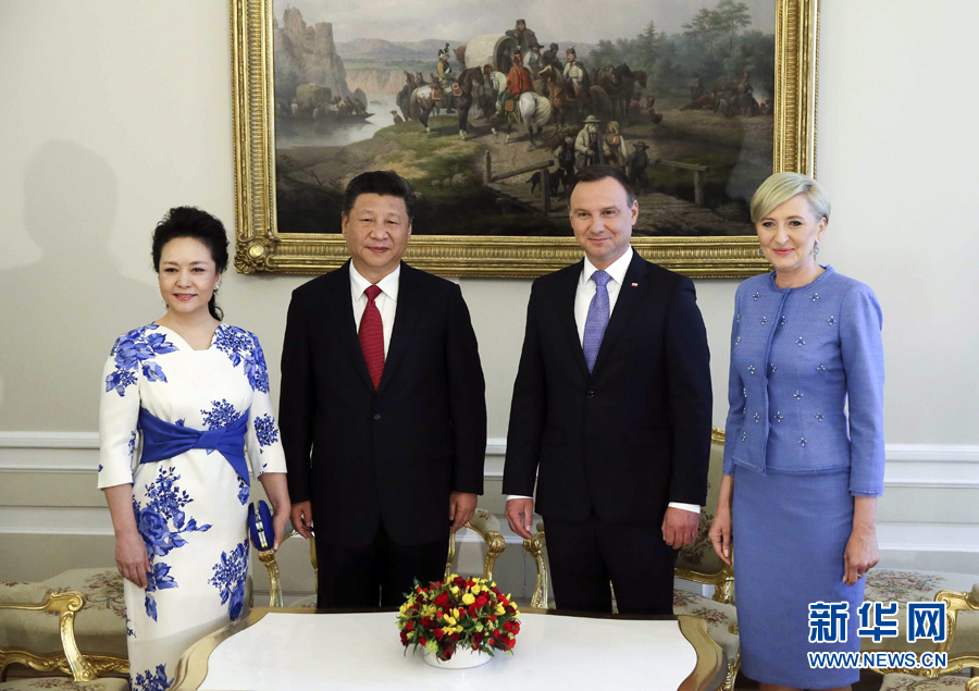 6月20日，國家主席習(xí)近平出席波蘭總統(tǒng)杜達(dá)在華沙總統(tǒng)府舉行的隆重歡迎儀式。歡迎儀式后，習(xí)近平和夫人彭麗媛同杜達(dá)和夫人阿加塔簡短寒暄。新華社記者 蘭紅光 攝