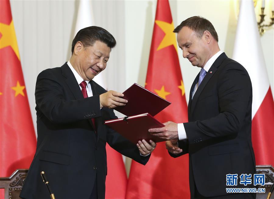 6月20日，國家主席習近平在華沙同波蘭總統杜達舉行會談。這是會談后，兩國元首共同簽署《中華人民共和國和波蘭共和國關于建立全面戰略伙伴關系的聯合聲明》。新華社記者蘭紅光攝