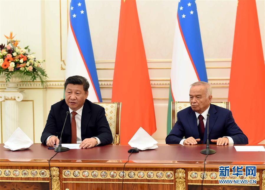 6月22日，國家主席習(xí)近平在塔什干庫克薩萊國賓館同烏茲別克斯坦總統(tǒng)卡里莫夫舉行會(huì)談。會(huì)談后，兩國元首共同會(huì)見記者。 新華社記者饒愛民攝