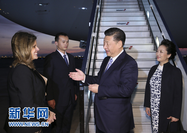 當?shù)貢r間11月18日，國家主席習(xí)近平抵達利馬，出席亞太經(jīng)合組織第二十四次領(lǐng)導(dǎo)人非正式會議并對秘魯共和國進行國事訪問。習(xí)近平和夫人彭麗媛受到秘魯副總統(tǒng)阿勞斯等熱情迎接。新華社記者 蘭紅光 攝