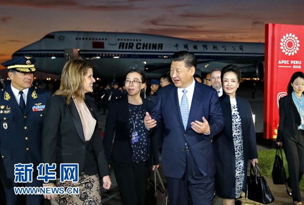 當?shù)貢r間11月18日，國家主席習(xí)近平抵達利馬，出席亞太經(jīng)合組織第二十四次領(lǐng)導(dǎo)人非正式會議并對秘魯共和國進行國事訪問。習(xí)近平和夫人彭麗媛受到秘魯副總統(tǒng)阿勞斯等熱情迎接。新華社記者 鞠鵬 攝