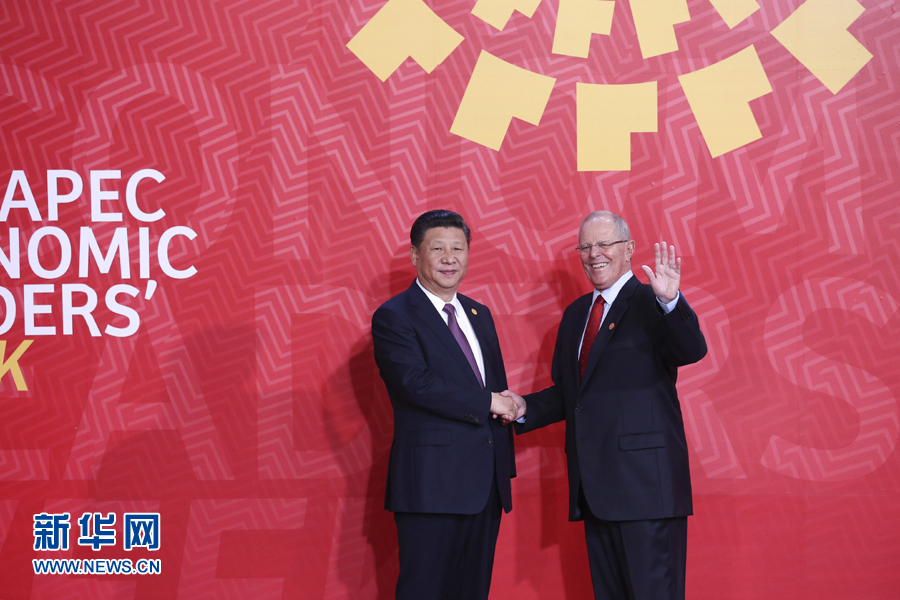 11月20日，亞太經合組織第二十四次領導人非正式會議在秘魯利馬舉行。國家主席習近平出席并發表題為《面向未來開拓進取促進亞太發展繁榮》的重要講話。這是會議開始前，習近平受到秘魯總統庫琴斯基的熱情迎接。 新華社記者 龐興雷 攝