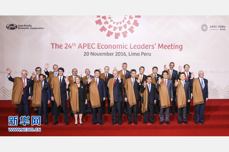 11月20日，亞太經合組織第二十四次領導人非正式會議在秘魯利馬舉行。國家主席習近平出席并發表題為《面向未來開拓進取促進亞太發展繁榮》的重要講話。這是會議期間，國家主席習近平同其他亞太經合組織成員經濟體領導人、代表合影。 新華社記者 丁林 攝