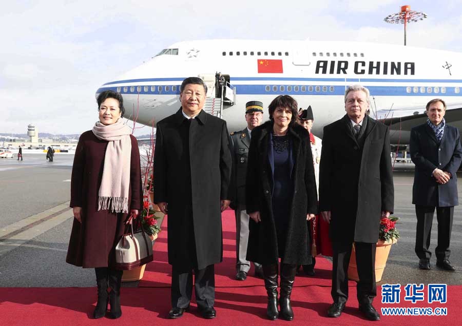 1月15日，國家主席習(xí)近平乘專機(jī)抵達(dá)蘇黎世，開始對(duì)瑞士聯(lián)邦進(jìn)行國事訪問。這是瑞士聯(lián)邦主席洛伊特哈德在機(jī)場(chǎng)為習(xí)近平和夫人彭麗媛舉行隆重歡迎儀式。 新華社記者 蘭紅光 攝