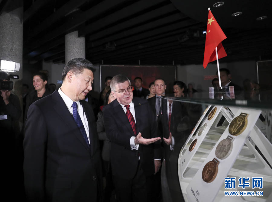 1月18日，國家主席習近平在瑞士洛桑國際奧林匹克博物館會見國際奧林匹克委員會主席巴赫。這是會見后，習近平在巴赫陪同下參觀往屆奧運會獎牌展。新華社記者 蘭紅光 攝
