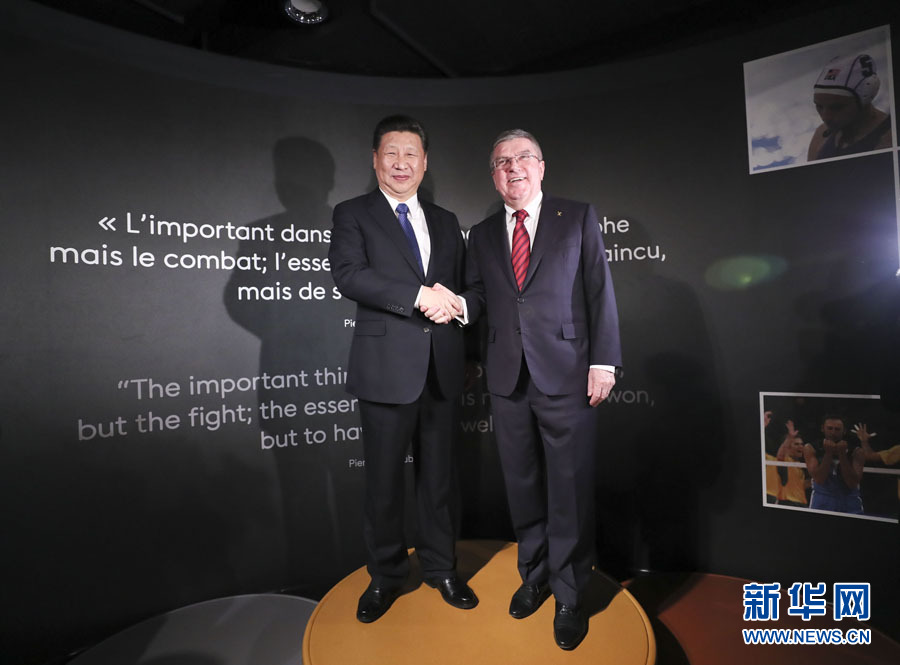 1月18日，國家主席習近平在瑞士洛桑國際奧林匹克博物館會見國際奧林匹克委員會主席巴赫。這是習近平和巴赫在奧運冠軍領獎臺上合影。新華社記者 蘭紅光 攝