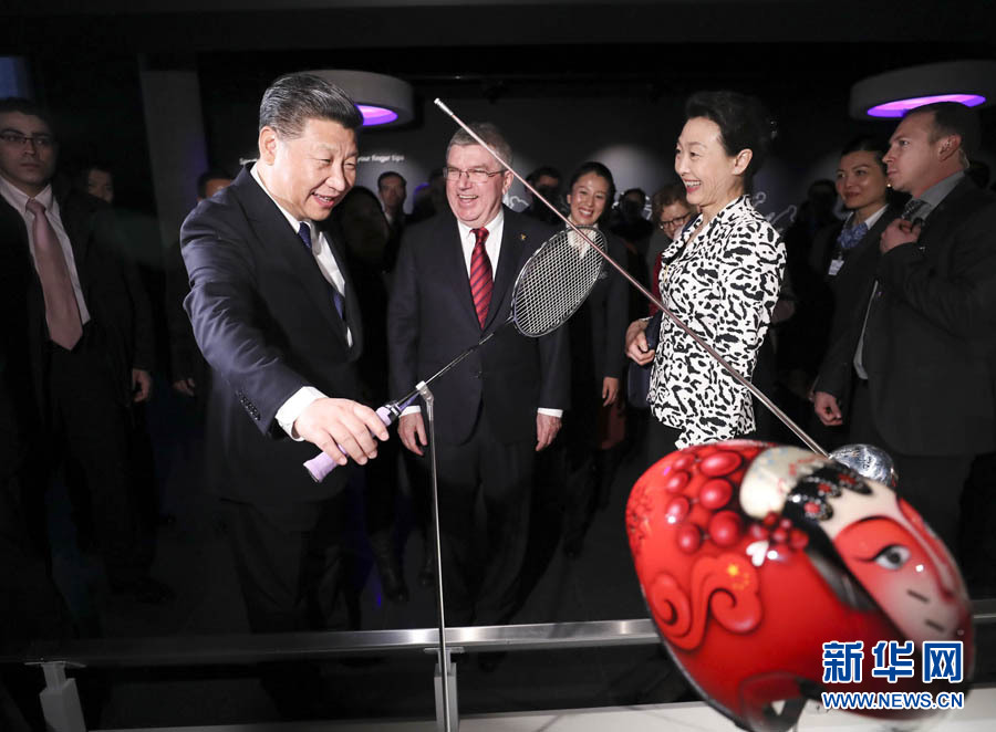 1月18日，國家主席習近平在瑞士洛桑國際奧林匹克博物館會見國際奧林匹克委員會主席巴赫。這是習近平在巴赫陪同下，參觀羽毛球世界冠軍李玲蔚用過的球拍。新華社記者 蘭紅光 攝