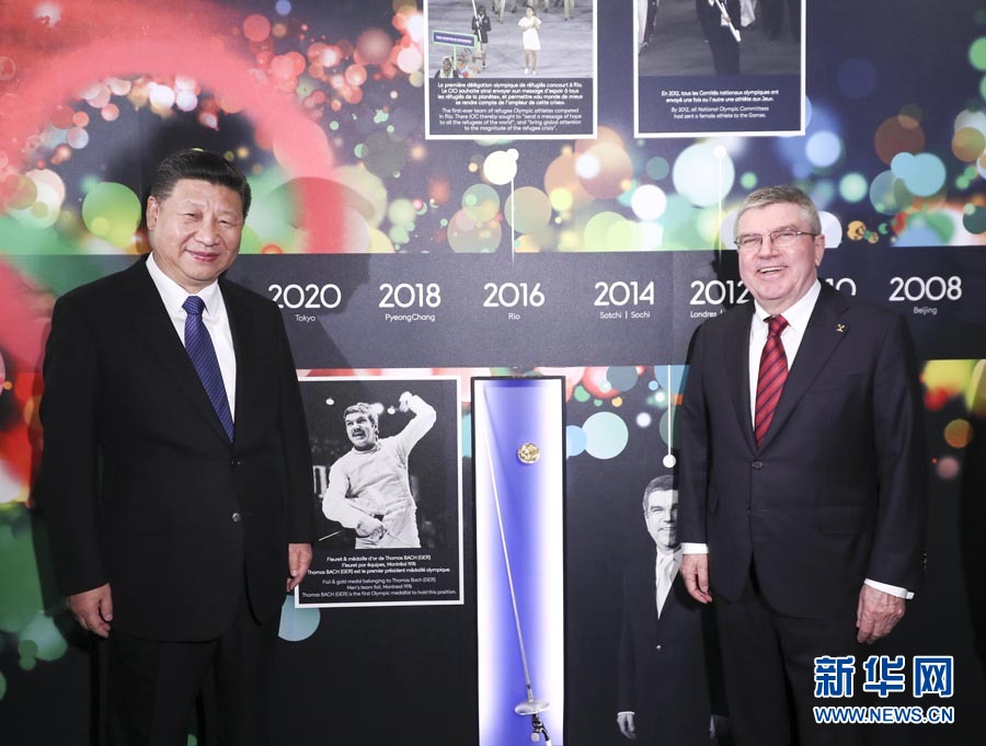 1月18日，國家主席習近平在瑞士洛桑國際奧林匹克博物館會見國際奧林匹克委員會主席巴赫。這是習近平與巴赫在巴赫作為擊劍運動員參加奧運會的照片前合影。新華社記者 蘭紅光 攝
