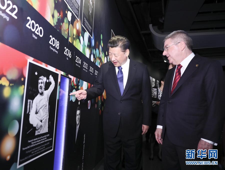 1月18日，國家主席習近平在瑞士洛桑國際奧林匹克博物館會見國際奧林匹克委員會主席巴赫。這是習近平在巴赫陪同下，參觀巴赫作為擊劍運動員參加奧運會的照片。新華社記者 蘭紅光 攝