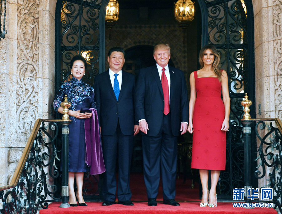 當(dāng)?shù)貢r(shí)間4月6日，國家主席習(xí)近平在美國佛羅里達(dá)州海湖莊園同美國總統(tǒng)特朗普舉行中美元首會晤。這是習(xí)近平和夫人彭麗媛同特朗普和夫人梅拉尼婭合影留念。新華社記者 饒愛民 攝 