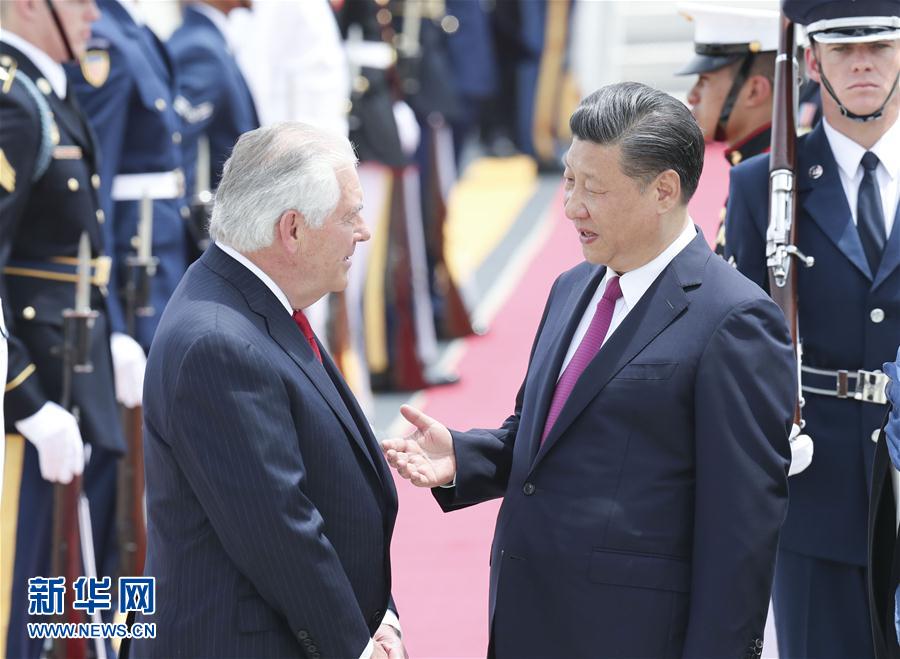 4月6日，國家主席習(xí)近平乘專機(jī)抵達(dá)美國佛羅里達(dá)州，將在海湖莊園同美國總統(tǒng)特朗普舉行中美元首會(huì)晤。習(xí)近平和夫人彭麗媛受到美國國務(wù)卿蒂勒森夫婦等熱情迎接。新華社記者 丁林 攝 