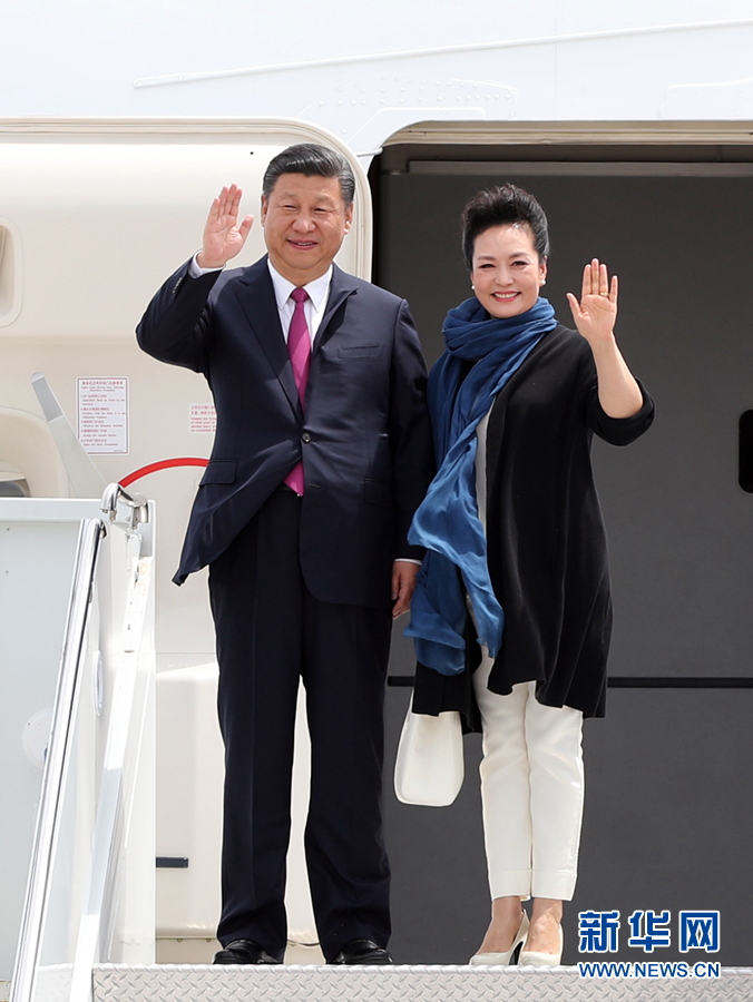 4月6日，國家主席習(xí)近平乘專機(jī)抵達(dá)美國佛羅里達(dá)州，將在海湖莊園同美國總統(tǒng)特朗普舉行中美元首會(huì)晤。這是習(xí)近平和夫人彭麗媛步出機(jī)艙。新華社記者 劉衛(wèi)兵 攝 