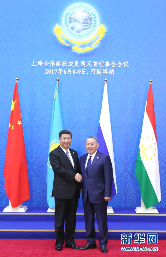 6月9日，國(guó)家主席習(xí)近平在哈薩克斯坦首都阿斯塔納出席上海合作組織成員國(guó)元首理事會(huì)第十七次會(huì)議并發(fā)表重要講話。這是習(xí)近平出席會(huì)議時(shí)，受到哈薩克斯坦總統(tǒng)納扎爾巴耶夫的熱情迎接。新華社記者 馬占成 攝