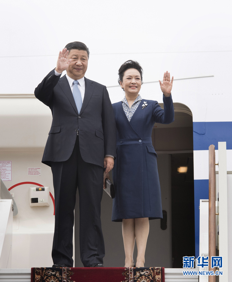 7月3日，國家主席習(xí)近平乘專機抵達莫斯科，開始對俄羅斯聯(lián)邦進行國事訪問。這是習(xí)近平和夫人彭麗媛步出艙門。 新華社記者 李學(xué)仁 攝