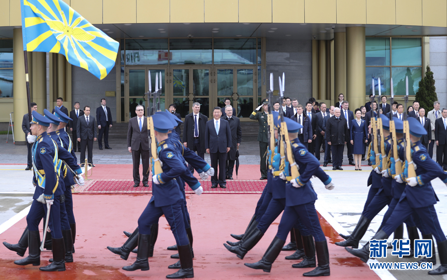 7月3日，國家主席習(xí)近平乘專機抵達莫斯科，開始對俄羅斯聯(lián)邦進行國事訪問。這是習(xí)近平出席機場歡迎儀式。 新華社記者 謝環(huán)馳 攝