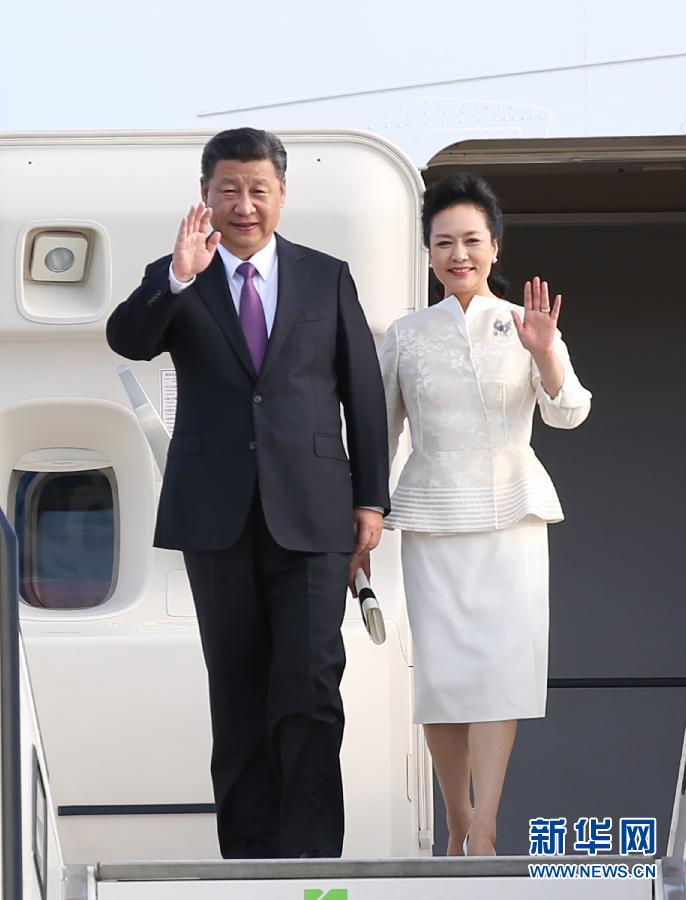 7月4日，國家主席習(xí)近平乘專機(jī)抵達(dá)柏林，開始對(duì)德意志聯(lián)邦共和國進(jìn)行國事訪問。這是習(xí)近平和夫人彭麗媛步出艙門。 新華社記者 姚大偉 攝