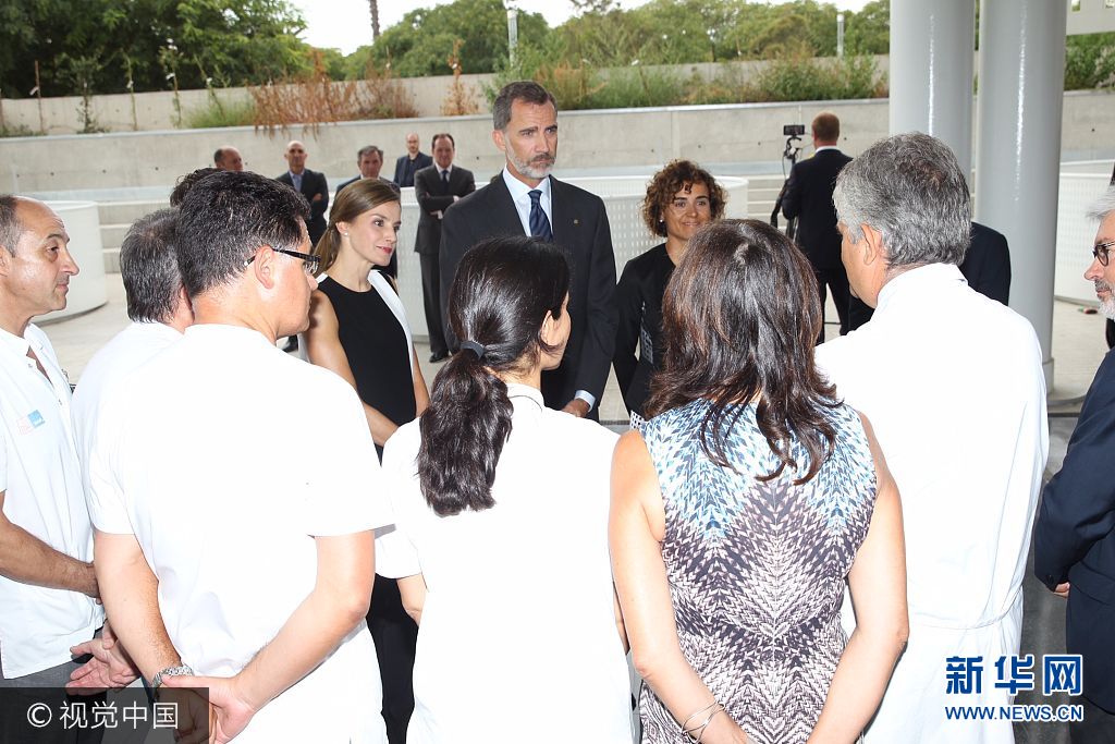 當?shù)貢r間2017年8月19日，西班牙巴塞羅那，西班牙國王菲利普六世和萊蒂齊亞王后探望巴塞羅那恐襲案傷者。***_***BARCELONA, SPAIN - AUGUST 19:  In this handout photo provided by Casa de S.M. el Rey de Espana, King Felipe VI of Spain and Queen Letizia of Spain meets with medical staff as they arrive to visit last Thursday's terrorist attack victims at the Hospital de la Santa Creu i Sant Pau on August 19, 2017 in Barcelona, Spain. Thirteen people were killed and dozens injured in the Las Ramblas area of Barcelona when a van hit crowds on August 17.  (Photo by Casa de S.M. el Rey de Espana via Getty Images)