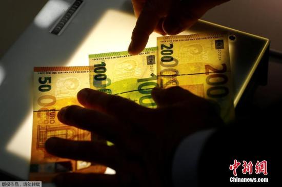 位于德國法蘭克福的歐洲央行總部相關負責人向媒體公開展示了新版100歐元和200歐元鈔票,并展示了新鈔的防偽特征。 點擊進入下一頁