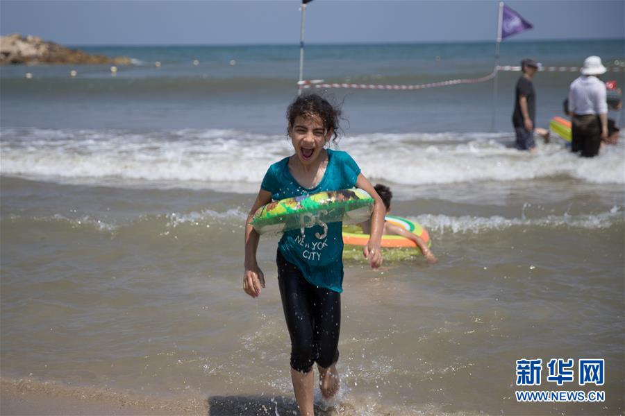 （國際&middot;圖文互動）（1）特寫：穿過檢查站去看海